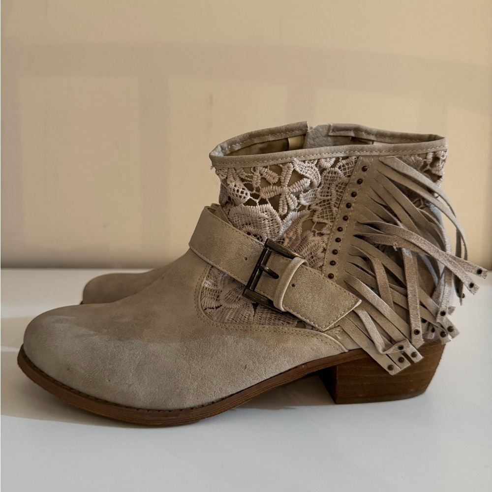 Buckle Cream Crochet Boho Bohemian Hipster Beachy Short Boot Bootie 8.5 NIB - Picture 1 of 6